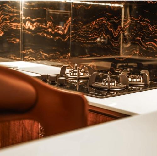 ein Herd mit einem Feuer in einer Küche in der Unterkunft The Pink Luxe Apartment in Thiruvananthapuram