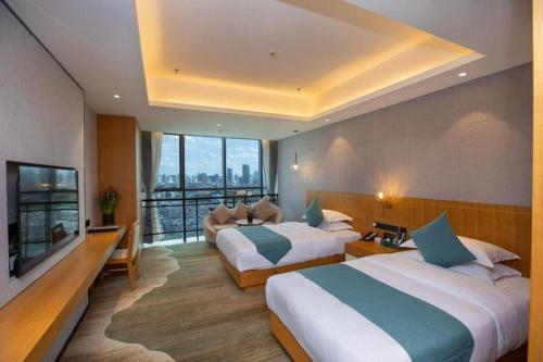 Postel nebo postele na pokoji v ubytování Kunming Greenlake View Hotel