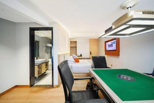 a room with a bed and a pool table at JIAN AI XI YUE HOTEL in Yiwu