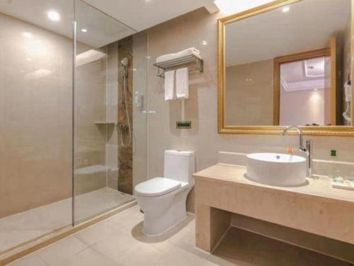 成都市にあるVienna Hotel Chengdu Airport Shuangliu Wandaのトイレ、洗面台、シャワー付きのバスルーム