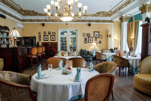 Un restaurante o sitio para comer en Hotel Zentralnaya