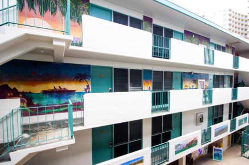 a building with a mural of a cruise ship at Waikiki Beachside Hostel in Honolulu
