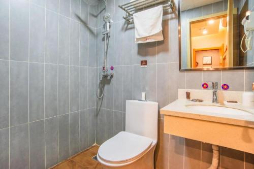 a bathroom with a toilet and a sink at Jun Hotel Gansu Lanzhou Chengguan District Zhangye Road Walking Street in Lanzhou