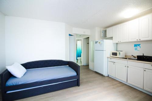 a living room with a couch in a kitchen at Waikiki Beachside Hostel in Honolulu