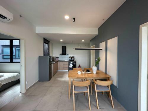 スリ・カンバンガンにあるModern Suite in Seri Kembangan Nearby MRTのテーブルと椅子のあるキッチンとダイニングルーム