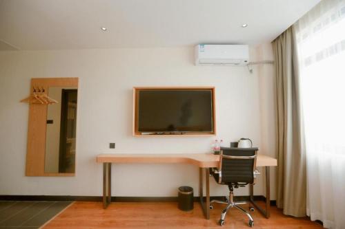 TV a/nebo společenská místnost v ubytování GreenTree Inn Express Guangxi Nanning Mingyang Avenue Nanning Airport