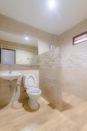 a bathroom with a toilet and a sink at S Residence (S HOTEL) in Ban Nong Pla Kho