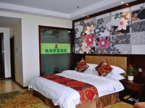 a bedroom with a large bed with at GreenTree Inn Anqing Yingbin Dong Road High-Speed Railway Station in Anqing
