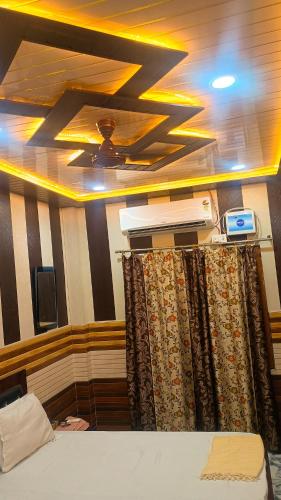 a room with a bed and a ceiling at vaidehi homlee premium stay, 3kms from Shri Ram janmbhoomi, Ayodhya in Faizābād