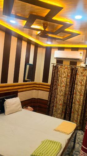 a room with a bed and a ceiling at vaidehi homlee premium stay, 3kms from Shri Ram janmbhoomi, Ayodhya in Faizābād