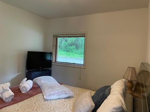 Chalet Gallery - Enjoy Two Units with this Chalet in the Heart of Alyeska - Walk almost anywhere!にあるベッド