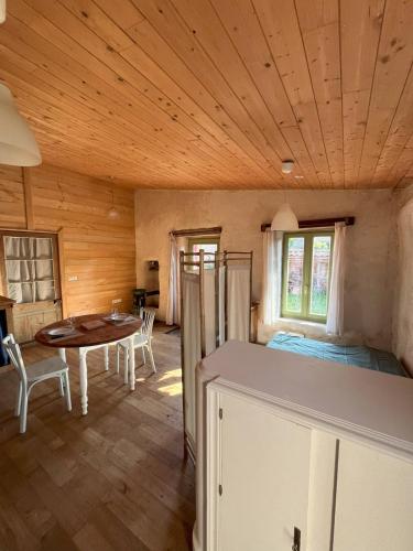 - une chambre avec un lit et une table dans l'établissement Maisonnette de loire, à Oudon