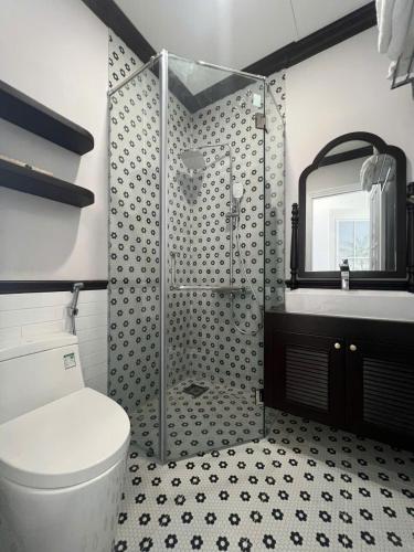 a bathroom with a shower and a toilet and a sink at NOVA WORLD PHAN THIẾT - An VILLA in Bình Tú
