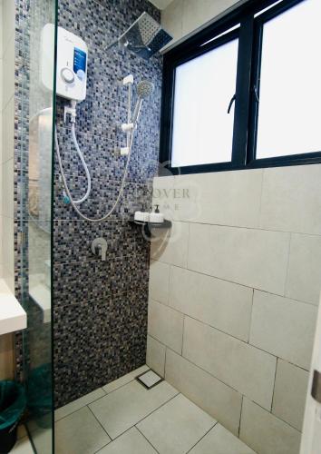 Bilik mandi di The Shore Studio Partial Seaview by Clover Home A1818