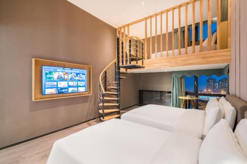 Ένα ή περισσότερα κρεβάτια σε δωμάτιο στο Atour X Hotel Beijing Majiabao Subway Station