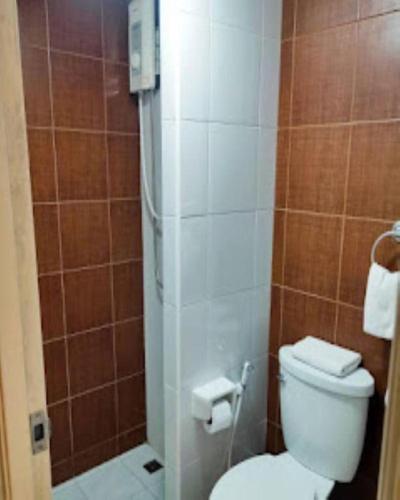 a bathroom with a toilet and a shower at THOUSAND-TEN THOUSAND HOTEL in Sathani Wat Sing