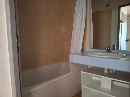 une salle de bain avec une baignoire et un lavabo dans l'établissement Saint François Longchamp - T3 33m², proche pistes, 4 pers - FR-1-807-133, à Saint-François-Longchamp