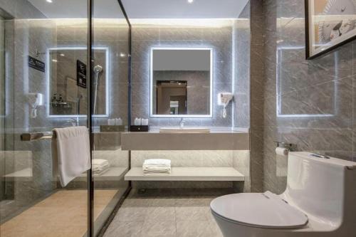 un bagno con un water e un lavandino di Borrman Hotel Nanning Anji Passenger Station Xijin Metro Station a Nanning