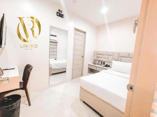 Postel nebo postele na pokoji v ubytování LAVERO SUITES