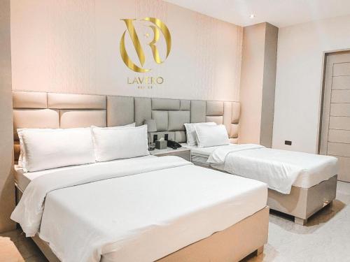 Postel nebo postele na pokoji v ubytování LAVERO SUITES