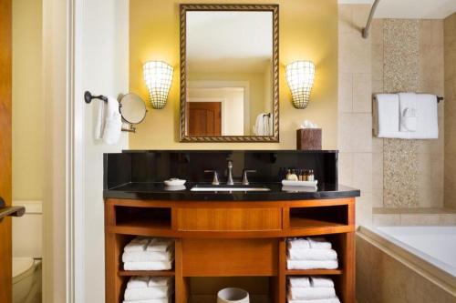 ein Badezimmer mit Waschbecken und Spiegel in der Unterkunft Aulani, A Disney Resort And Spa in Kapolei