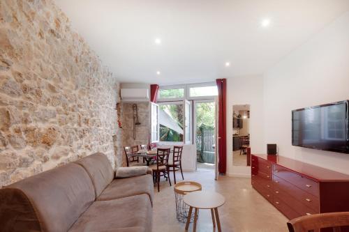 À 1km Plage du Midi et Palais des Festivals - Appartement Centre Cannes avec Cour Extérieur Privée