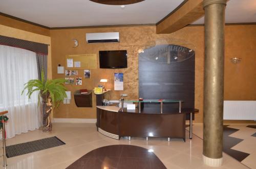 a lobby with a reception desk and a door at Hotel Serpanok in Tyachiv