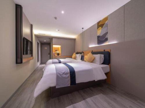a large bedroom with a large bed in it at City Comfort Inn Hotel Wuhan Optics Valley Square Metro Station Zhongnan Minzu University in Wuhan