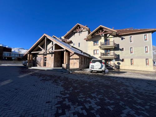 Το κτήριο όπου στεγάζεται  το διαμέρισμα