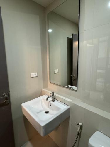 a bathroom with a sink and a mirror at 芭提雅市中心The Base 高端公寓酒店 in Pattaya