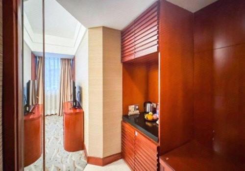 a hotel room with a kitchen with a counter top at Xiamen Jingmin Central Hotel in Xiamen