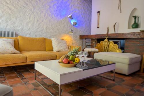 un salon avec un canapé et une table dans l'établissement Nina - Splendide villa, domaine privé, jardin magnifique, rooftop et plage à pied, à Porticcio