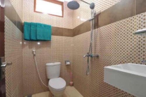 Un baño con ducha, inodoro y lavabo. en Hotel Batik Yogyakarta, en Yogyakarta