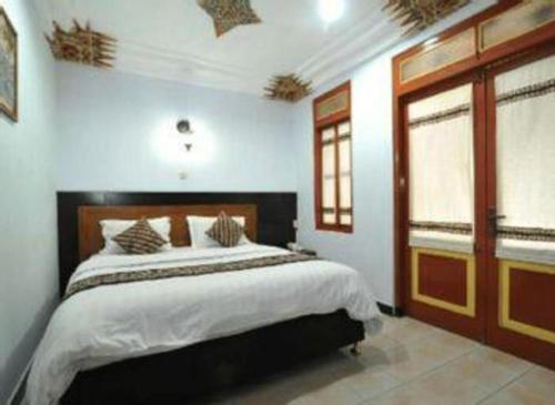 Un dormitorio con una cama grande en una habitación. en Hotel Batik Yogyakarta, en Yogyakarta