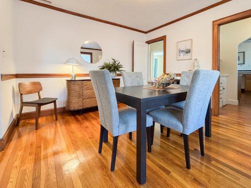 Ruang duduk di Spacious 3 Bed, In Unit Laundry, Central Air