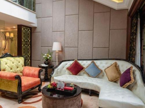 a living room with a couch and a table at Eden Club House in Tongxiang