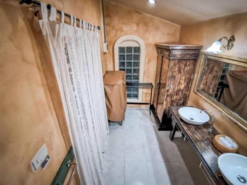 un baño con lavabo y espejo en Villa Tuscany Country Resort, en Ratchaburi
