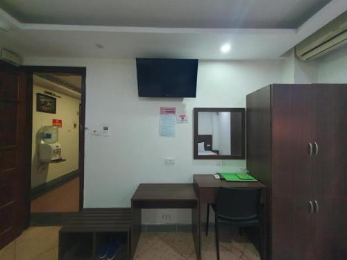 a room with a desk with a mirror and a desk sidx sidx sidx at Ha Noi Vang Hotel Hoang Ngan in Hanoi
