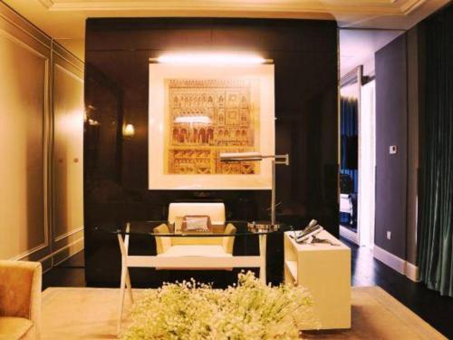a living room with a desk and a chair at Jinjiang Metropolo Hotel Classiq Shanghai Off Bund in Shanghai
