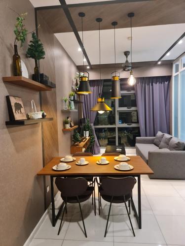 une salle à manger et un salon avec une table et des chaises dans l'établissement The Robertson Residence in bukit bintang, à Kuala Lumpur