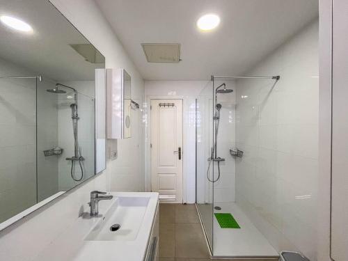 Ένα μπάνιο στο Lightbooking Esmeralda piscina privada Caleta de Fuste