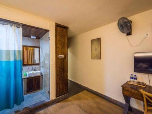 a room with a bathroom with a sink and a window at Dali Four Seasons Hostel in Dali Ancient Town