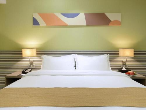 Кровать или кровати в номере Xiamenair Maple Hotel (Xiamen SM City Plaza)