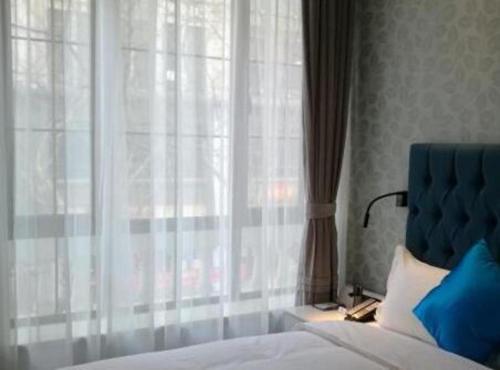 Postel nebo postele na pokoji v ubytování Shanghai Jinchen Hotel