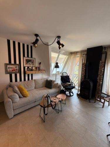 una sala de estar con un sofá y una silla en Tajna, en Divčibare