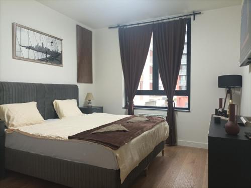 Giường trong phòng chung tại 2 Beograd na vodi Molim pozovite oko informacija o prijavljivanju please call for check inn