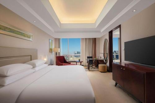Postel nebo postele na pokoji v ubytování New Century Grand Changchun Hotel