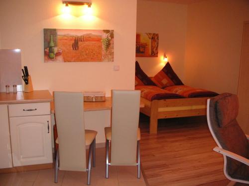 sala de estar con mesa, sillas y sofá en Flensburg Ferienwohnungen Apartment 2, en Flensburg