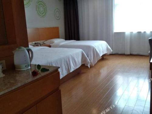 Ένα ή περισσότερα κρεβάτια σε δωμάτιο στο GreenTree Inn Anqing Yuexixian Wenquan Branch