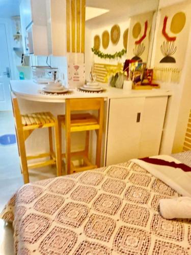 Habitación con cocina con mesa y cama en Cozy Bali, en San Fernando